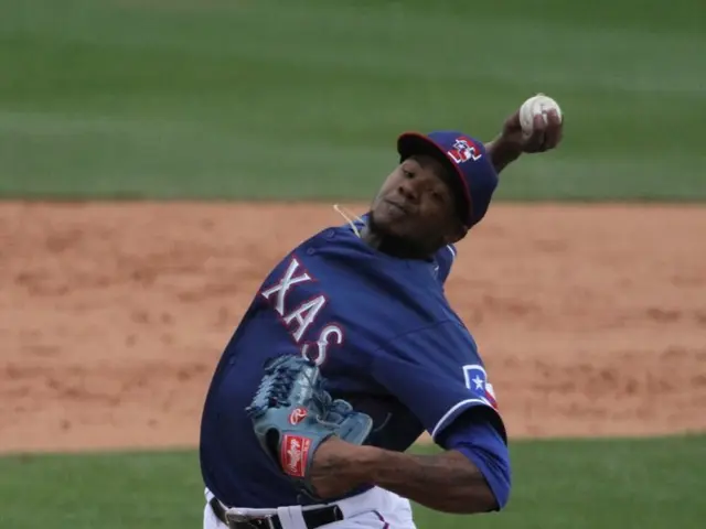 MLB veteran Ken Griffey Jr. expresses his thoughts on Cal Raleigh's impressive 2025 season...